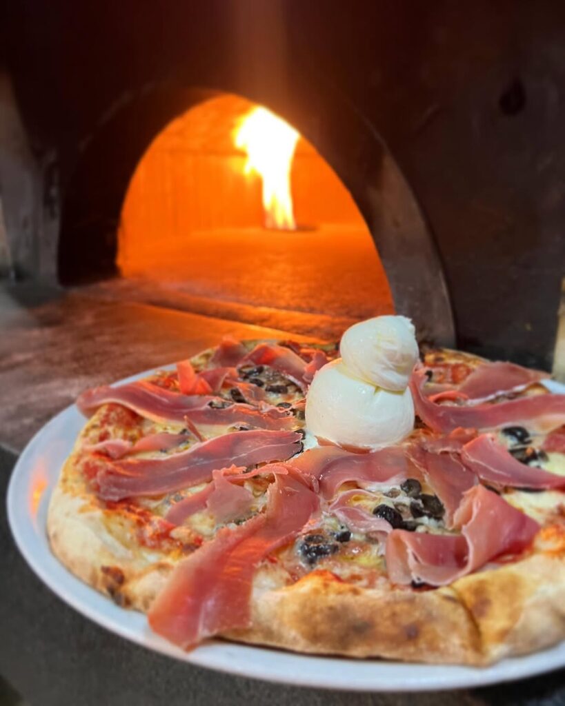 A-400°C-🔥-de-temperatura-se-hornean-nuestras-Pizzas-Napoletanas.-🇮🇹-¿Cual-es-tu-extra-favorit