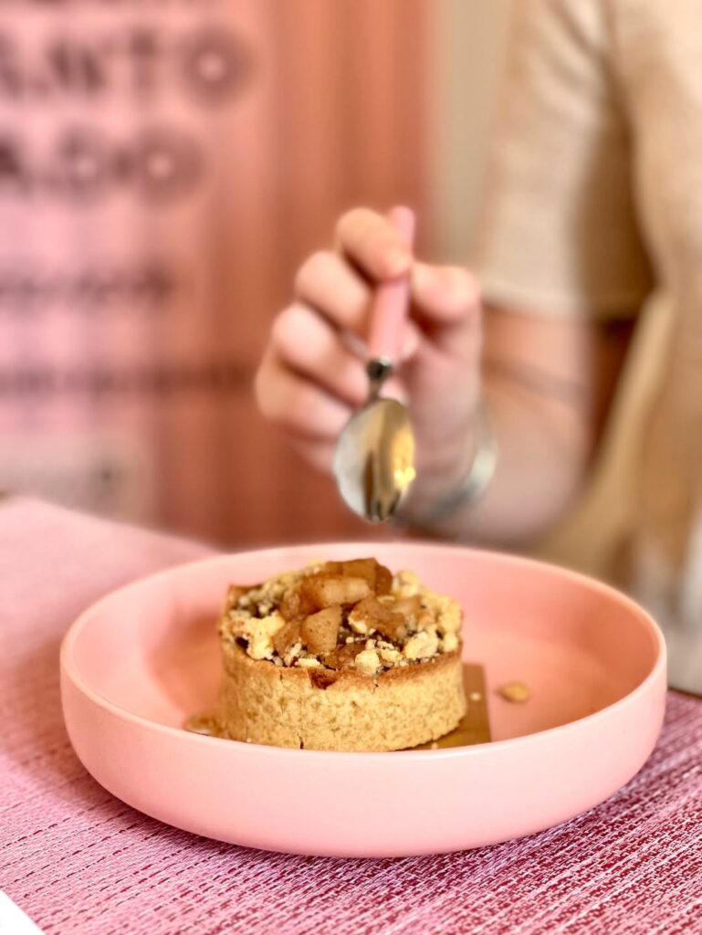 ¡Amor a primera vista! ❤️👩🏻_🍳🍎 ¿A quién no le encanta un crumble de manzana¡Cualquiera se en