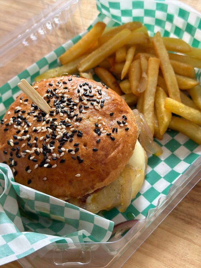 ¡Nadie se resiste a nuestra #CheeseBurger! 🍔😍🫶🏻La hamburguesa #glutenfree más rica de Maraca